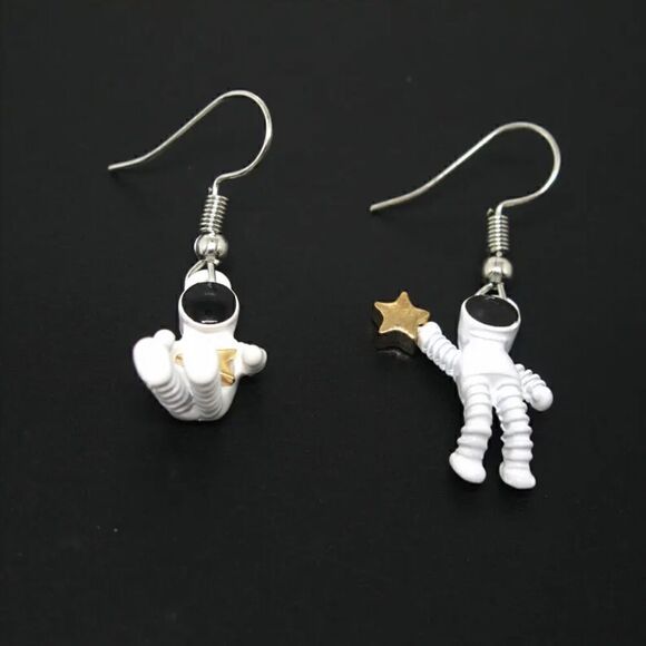 Adorable Astronaut/Spacemen Earrings - Picture 2 of 5